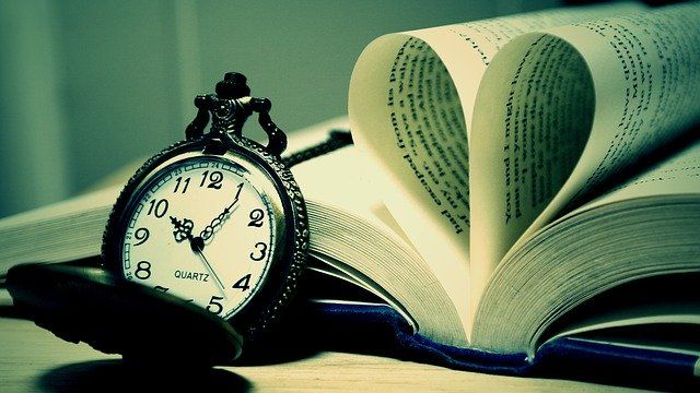 Buku dan penunjuk waktu (Illustrated by Pixabay.com)