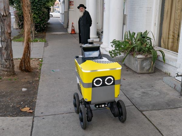 Robot postmates mengantar makanan di Los Angeles selama lockdown (sumber: businessinsider.com.au)