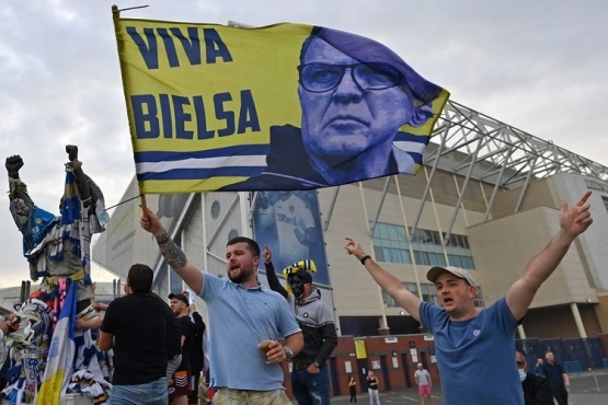 Suporter Leeds United berkumpul di sekitar Elland Road pada Jumat (17/7/2020) untuk merayakan kembalinya klub tersebut ke Premier League atau kasta teratas Liga Inggris. (Foto: AFP/PAUL ELLIS via kompas.com)