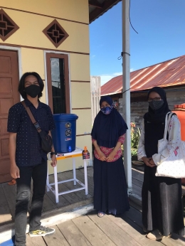 Gambar 1. Meletakkan Tong Air Cuci Tangan Di Salah Satu Posyandu Bontang Kuala. | dokpri