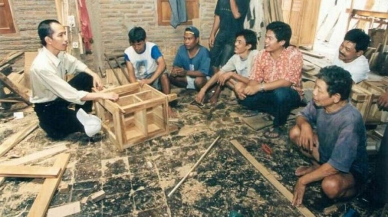 Pak Jokowi masa muda, saat masih menekuni usaha mebel | Dokumen foto via Grid.id