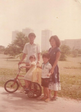 Foto tahun 1980 ketika kami baru balik dari Singapore(dok pribadi)