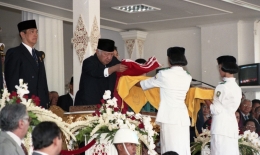 Presiden Soeharto serta Wakil Presiden dan Ny. Tuti Try Sutrisno menghadiri Hari Ulang Tahun Ke-52 Kemerdekaan Republik Indonesia di Istana Merdeka. Sumber: Kompas, 18 Agustus 1997.