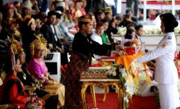 Presiden Joko Widodo menyerahkan Sang Saka Merah Putih kepada anggota Paskibraka dalam upacara peringatan HUT Ke-74 Republik Indonesia di Istana Negara. Sumber: Kompas, 18 Agustus 2019.