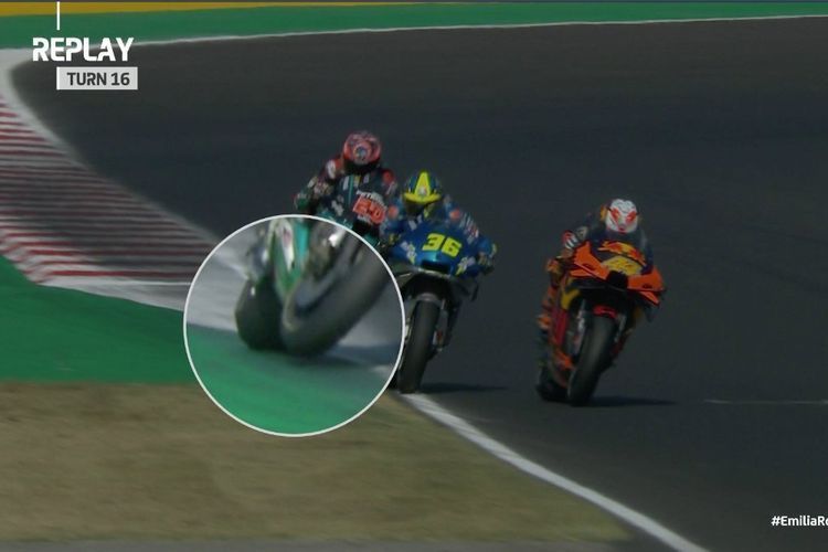Momen pelanggaran Fabio Quartararo yang melewati batas lintasan di MotoGP Emilia Romagna 2020. | foto: MotoGP.com via Kompas