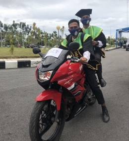 Foto: Wisudawan Menggunakan Sepeda Motor / Dokpri.