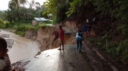 Banjir dan longsor awal tahun ini membuat jalan terban di sebagian wilayah di Padang Pariaman, Sumatera Barat. (foto dok suara.com yang bersumber dari Antara)