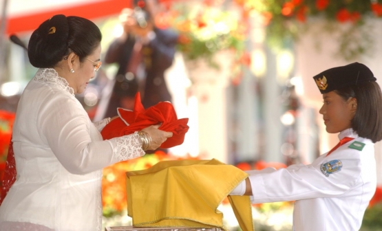 Presiden Megawati Soekarnoputri menyerahkan Bendera Pusaka kepada anggota Paskibraka pada acara peringatan Ke-57 detik-detik Proklamasi RI di Istana Merdeka. Sumber: Kompas, 18 Agustus 2002.