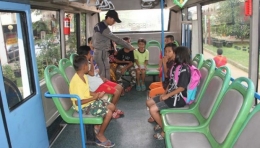 Ilustrasi anak naik kendaraan umum (sumber foto: Metro Tempo.co)