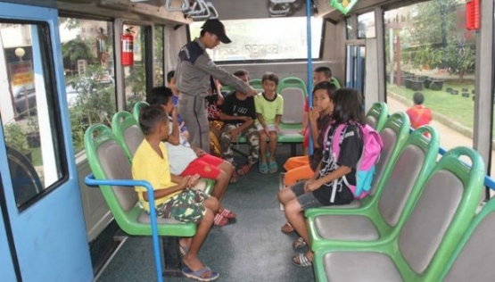 Ilustrasi anak naik kendaraan umum (sumber foto: Metro Tempo.co)               
            googletag.cmd.push(function() { googletag.display('div-gpt-ad-712092287234656005-411');});
                