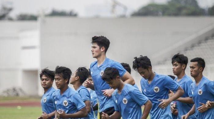 Elkan Baggott dengan tinggi 194 cm nampak sangat mencolok di antara para rekannya di timnas U-19. | tribunnews.com