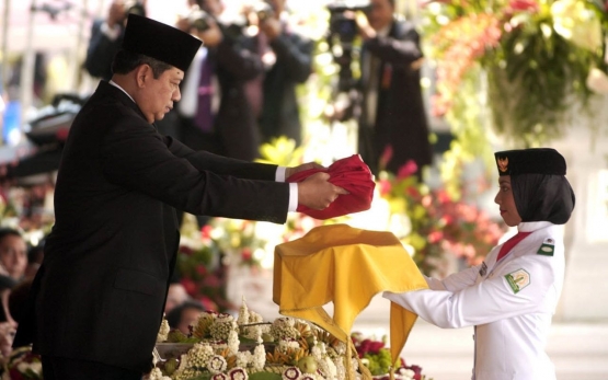 Presiden Susilo Bambang Yudhoyono menerima Bendera Pusaka dari anggota Paskibraka pada upacara detik-detik Proklamasi Kemerdekaan RI yang Ke-60 di Istana Merdeka. Sumber: Kompas, 18 Agustus 2005.