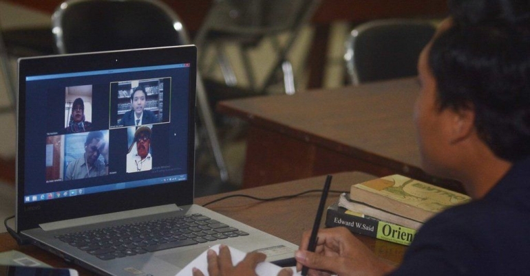 Ilustrasi video konferensi kuliah online - Tirto.id