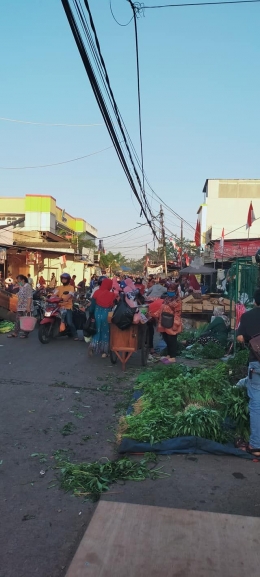 Riuhnya pasar tanpa ada jaga jarak di Pasar Cengkareng (dokpri)