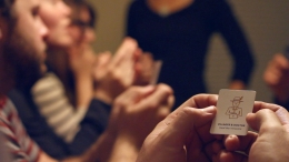 Biasanya si pemegang kartu akan menjadi sosok tertentu untuk menutupi isi kartu yang sedang dipegang/dimainkan. Gambar: Playwerewolf.co
