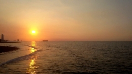 Membidik Sunset dengan Latar Belakang PLTU Paiton. Sumber: viannejournal.blogspot.com