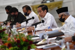  Presiden Joko Widodo (kedua kanan) memimpin rapat kabinet terbatas mengenai percepatan penanganan dampak pandemi COVID-19 di Istana Merdeka, Jakarta, Senin (13/7/2020).(ANTARA FOTO/SIGID KURNIAWAN/POOL via KOMPAS.com)