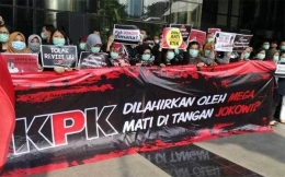Aksi Solidaristas di Gedung KPK. Sumber: Riaunews.com