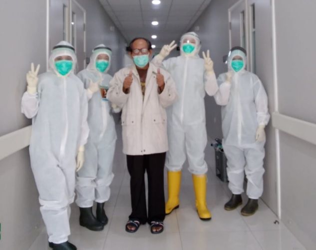Bapak dan Tim Medis Saat Akan Meninggalkan RS Setelah Dinyatakan Sembuh dari Covid-19 (Foto: Dokumen Pribadi/Jose Hasibuan)