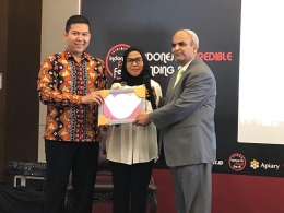 Penulis ketika mendapat sebuah penghargaan di bidang Start Up dalam acara Indonesia Fund Fest di Jakarta (dokpri)