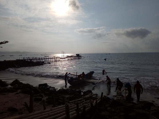 Suasana Nelayan pagi hari saat menarik jaring jaring penangkap ikan di pantai timur (Dok. Pri)