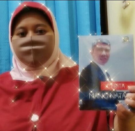 Bu Saidah Ahmad berselfie dgn buku cerita mang nata (dokpri)