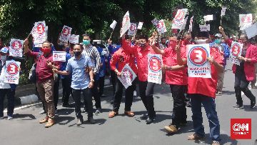 Sumber: Puluhan simpatisan salah satu paslon di pilkada Sleman 2020 tetap berkerumun di luar KPU, CNN Indonesia/Sutriyati