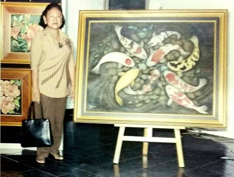 Ibu dengan lukisan terbesarnya, Ikan Mas KOI, yang terjual 10 juta Rupiah! Sangat membanggakan! Bukan uangnya, tetapi lebih kepada karya ibu yang dihargai orang lain, dan dibeli dengan harga yang sangat tinggi, pada saat itu. (Dokumentasi pribadi)