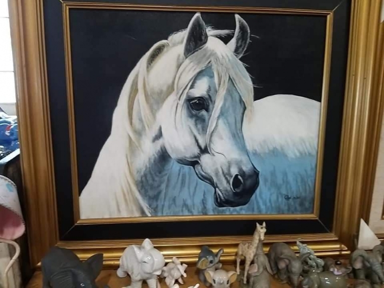 Dokumentasi pribadi. Si kuda putih yang gagah berbalut dengan bingkai warna emas, dan dilukis di atas kanvas hitam, sungguh2 seekor kuda putih yang cantik dan luar biasa! Goresan tangan ibu yang piawai .......