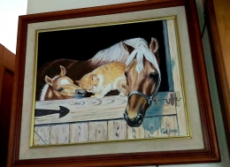 Dokumentasi pribadi | Lukisan si kuda putih, diatas kanvas hitam dan lukisan ibu kuda dan anaknya serta seekor kucing yang bermanja2 dengan mereka ......
