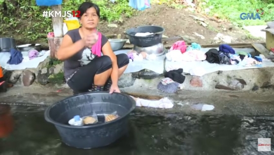 Berbagi makanan lewat ember. Sumber: GMA TV