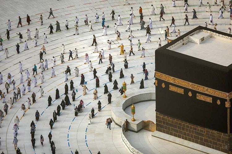 Ibadah haji dengan protokol kesehatan (dok. AFP/HO/Saudi Ministry of Media, dimuat kompas.com)