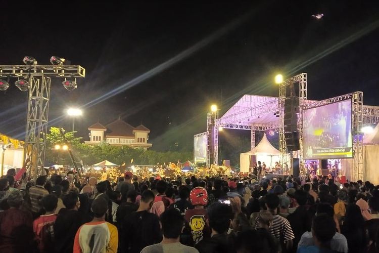 Sumber: Warga berimpitan menyaksikan konser dangdut yang digelar di Tegal Jawa Tengah, Kompas.com/Tresno Setiadi