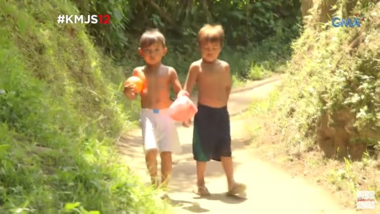 Anak-anak buruh cuci membawa makan siang ke tempat kerja ibu mereka. Sumber: GMA TV