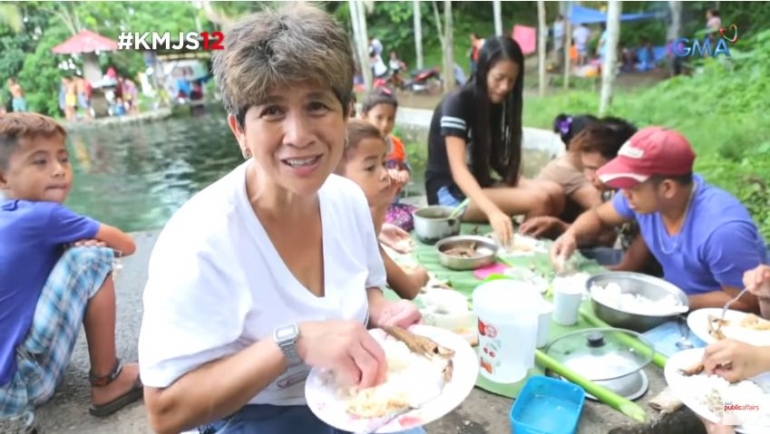 Makan bersama keluarga besar. Sumber: GMA TV