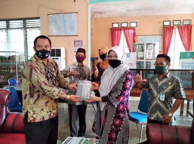 Kepala RRI Sungailiat Agung Prasatya Umar menyerahkan buku kepada Kepala Dinas Kearsipan dan Perpustakaan kabupaten Bangka Hj Mina (dokpri)