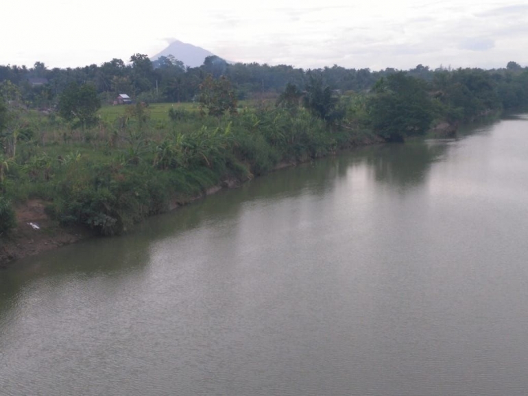 Krueng (Sungai) Aceh dan Pemandangan Gunung Seulawah dari Jembatan Lambaro (Dokumen Pribadi)