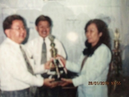 Pak Edwan (Supervisor ) menyerahkan  piala Pemenang  AIG Lippo bersama Pak Simon(Pimpinan kantor Cabang Suryo Pranoto dok pribadi)