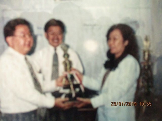 Pak Edwan (Supervisor ) menyerahkan piala Pemenang AIG Lippo bersama Pak Simon(Pimpinan kantor Cabang Suryo Pranoto dok pribadi)