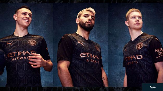 Duo Manchester kompak mengeluarkan desain warna gelap untuk jersey kedua. Menarik. Gambar: via Goal