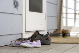 Menanggalkan sepatu di luar rumah membantu menjaga kebersihan diri dan rumah (Foto: Freestockphoto)