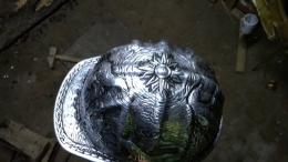 Kerajinan helm ukir logam berbentuk topi helm custom. | dokpri