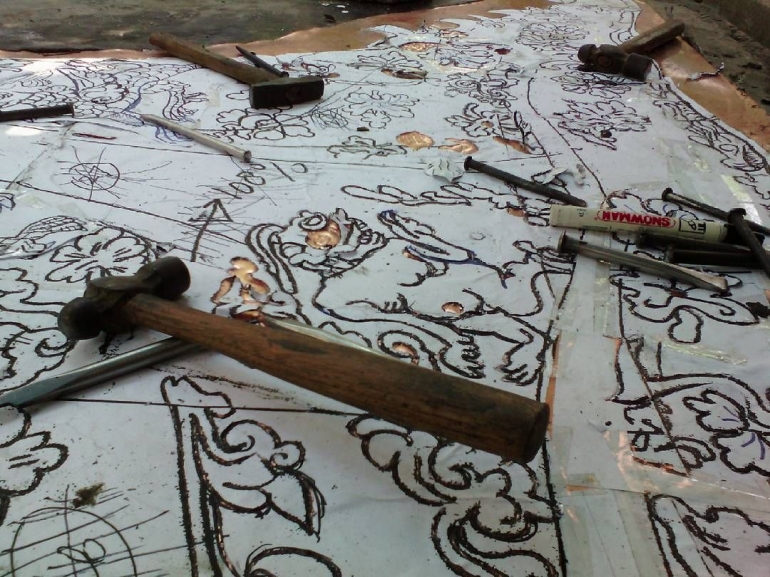 Proses pembuatan kerajinan logam di studio kriya logam di Kotagede (Dokpri)