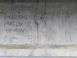 Peringatan warga pada tembok di kolong Jembatan Lambaro (Dokumen Pribadi)