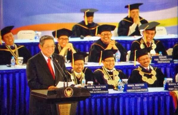 Presiden RI keenam Susilo Bambang Yudhoyono (SBY) saat memberikan orasi ilmiah di IPB, Sumber: Koran Kampus IPB