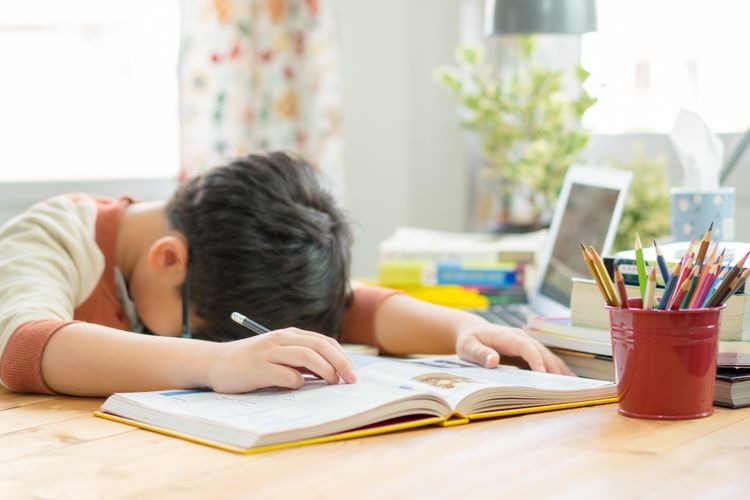 Ilustrasi anak mulai bosan belajar di rumah (Sumber: www.shutterstock.com) 