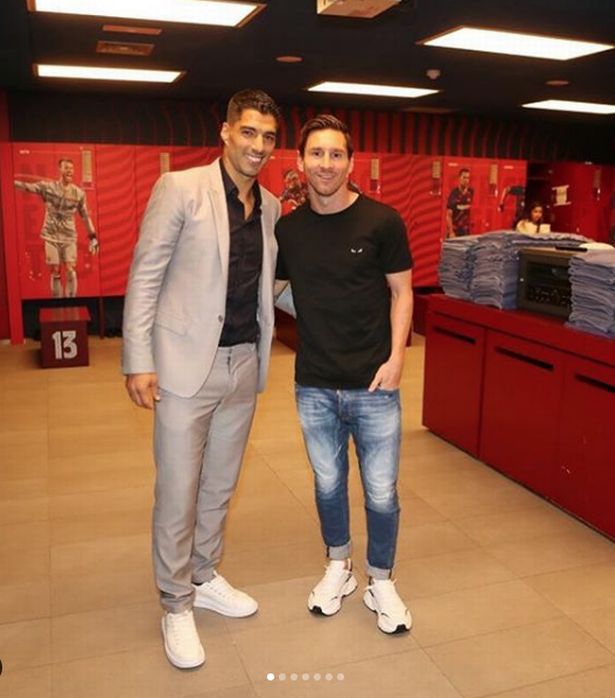 Lionel Messi menghadiri acara perpisahan Luis Suarez dengan Barcelona. Sumber foto: Daily Star.co.uk
