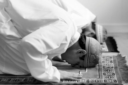 Ilustrasi Imam sedang memimpin Salat. Sumber foto: sosok,grid.id
