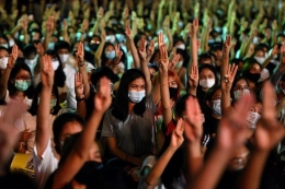 Pengunjuk rasa pro-Demokrasi mengancungkan salam 3 jari menuntut reformasi pada tanggal 10 Agustus 2020 lalu di Bangkok, Thailand. Sumber: kompas