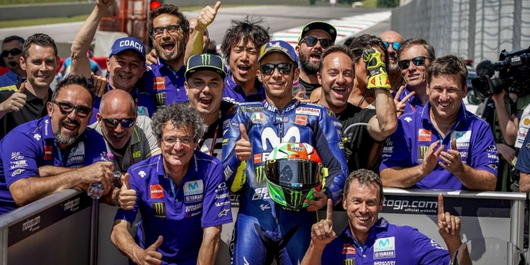 Valentino Rossi dan Team (dok.monsterenergy.com)